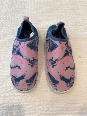 Speedo Kids Water Shoes in Pink & Navy Abstract Print
Size 3
